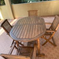 Tavolo in legno con 4 sedie