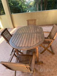 Tavolo in legno con 4 sedie