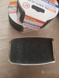 N. 3 rocchetti di nastro antisdrucciolo , nuovi .