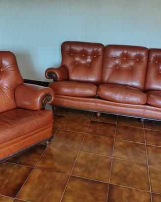 Poltrona,divano e vetrine in legno