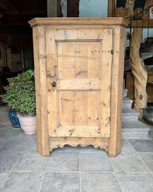 Armadio tirolese in cirmolo