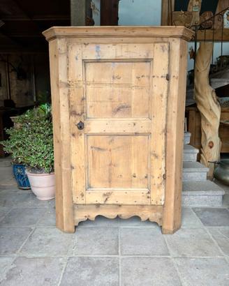 Armadio tirolese in cirmolo