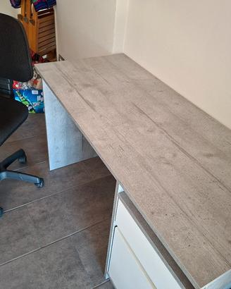 Scrivania e sedia da ufficio