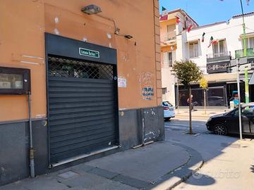 Negozio Piazza Castello con doppio ingresso
