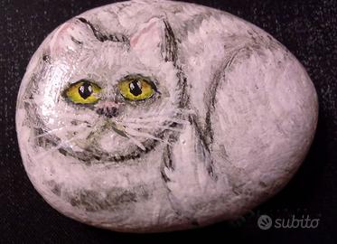 Gatto bianco dipinto su sasso di mare