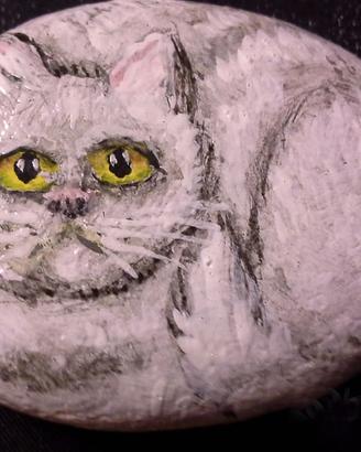 Gatto bianco dipinto su sasso di mare