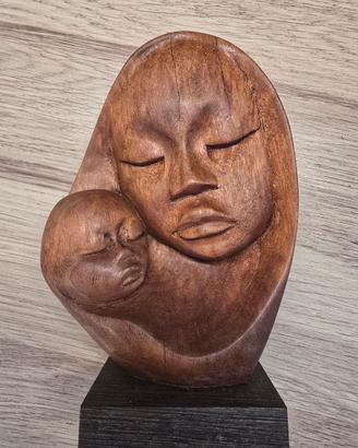 Maternità Etnica in Legno Intagliato - Design & Ar