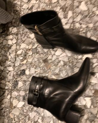 Eleganti stivaletti di cuoio neri Marella