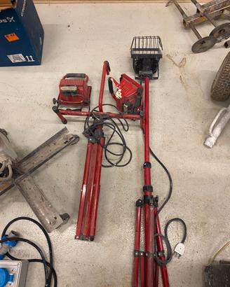 Faro da cantiere su treppiede regolabile