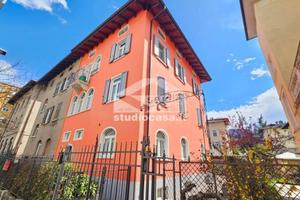 Appartamento di 160 m² con 5 locali e posto auto a