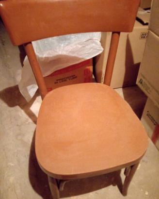 Tre sedie tipo questa di legno