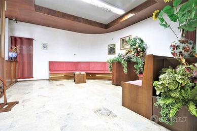 Immobile di 813 m² con più di 5 locali a Torri di 