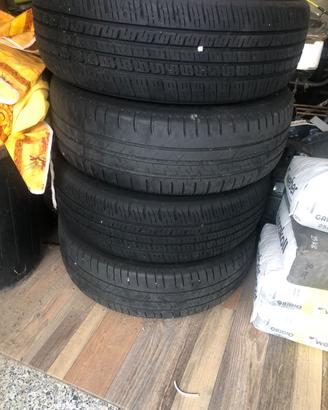 4 cerchi in ferro  raggio 15 con gomme