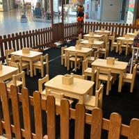 Steccato in legno tavolini e sedie bambini