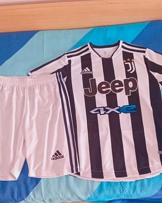 Completo Juventus 2021/22 + pantaloncini Adidas