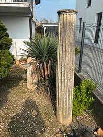 Due colonne in tufo da giardino