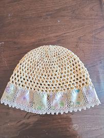 cappellino in cotone beige con inserti ricamati