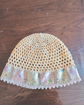 cappellino in cotone beige con inserti ricamati