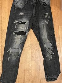 jeans nero strappato da uomo