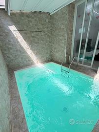 Camera con piscina