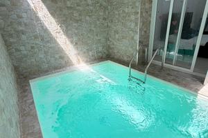 Camera con piscina