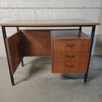 Scrivania con sedia