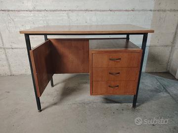 Scrivania con sedia