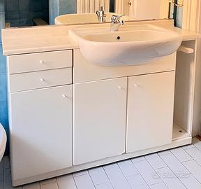 Mobile bagno con lavandino e miscelatore