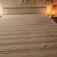 letto matrimoniale con comodini e lampade