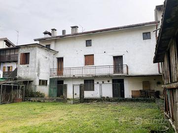 Casa in linea con corte e rustico