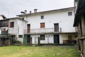 Casa in linea con corte e rustico