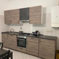 Cucina con tavolo e quattro sedie
