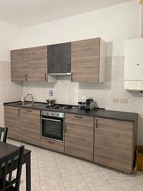 Cucina con tavolo e quattro sedie