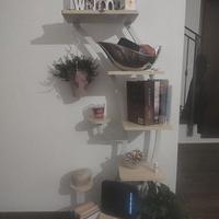 Piccolo scaffale con ripiani