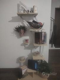 Piccolo scaffale con ripiani