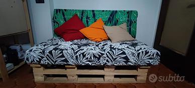 Divano in pallet concuscini 