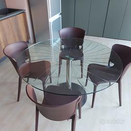 Tavolo rotondo di cristallo con sedie design