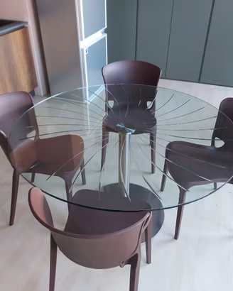 Tavolo rotondo di cristallo con sedie design