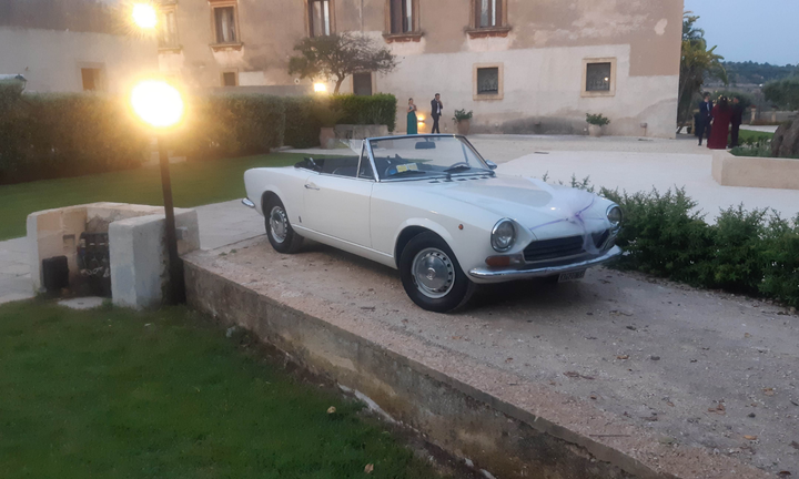Auto d'epoca fiat 124 spider