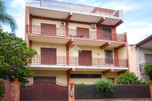 4 LOCALI A SAN GIOVANNI LA PUNTA