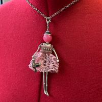 Collana con bambolina abito rosa e strass