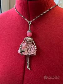 Collana con bambolina abito rosa e strass