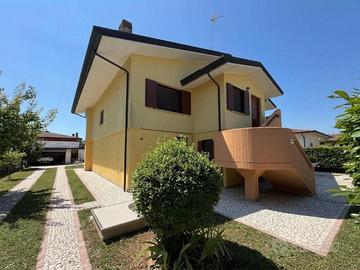 A POCHI MINUTI DA BIBIONE - PERFETTA VILLA IND...