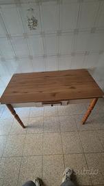 Tavolo in legno con cassetto integrato
