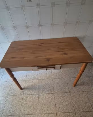 Tavolo in legno con cassetto integrato