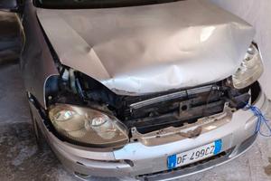 Volkswagen golf 5 incidentata ma marciante
