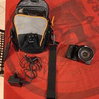 fotocamera Nikon con custodia