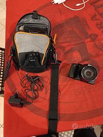 fotocamera Nikon con custodia