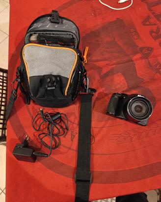 fotocamera Nikon con custodia