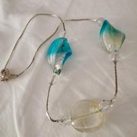 collana con ciondoli in vetro 